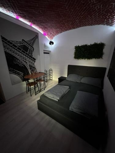 um quarto com uma cama e uma mesa com cadeiras em Moderní byt v centru města em Liberec
