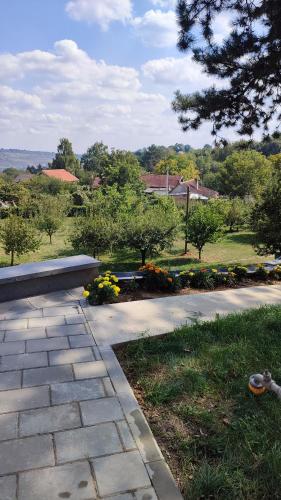 un parc avec un banc et un champ de fleurs dans l'établissement Apartmani Bogdanovic Studio 1, à Vrdnik