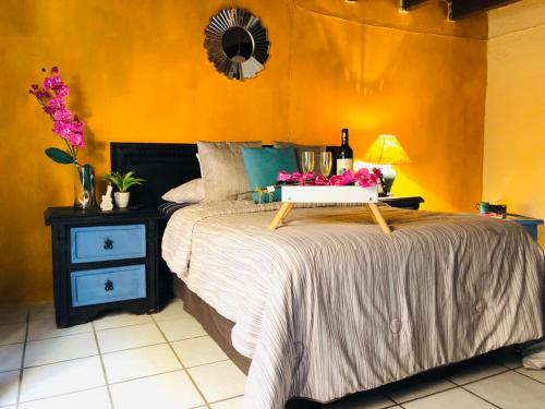 a bedroom with a bed with a tray of flowers on it at Departamento centrico - Pikachos House - in Guanajuato