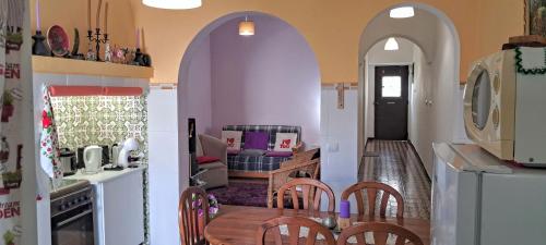 - une cuisine et une salle à manger avec une table et des chaises dans l'établissement Casa Lavradores, Torrao, à Torrão
