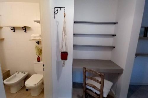 a small bathroom with a toilet and a staircase at Moderno dpto cercanías Puerto de Frutos! in Tigre