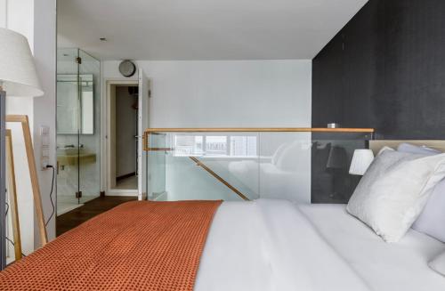 Kama o mga kama sa kuwarto sa The Luxe Loft 2Bedroom Apartment in Singapore!