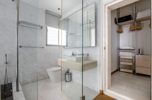 Bathroom sa The Luxe Loft 2Bedroom Apartment in Singapore!