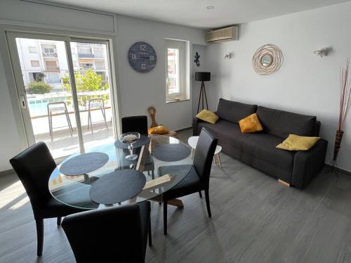 Le Canola Empuriabrava Port - 45m2 - Vue Piscine - Plage centrale 500m- Parking privé gratuit