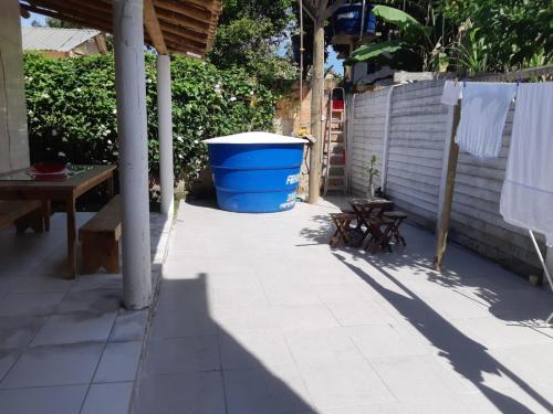 Un gran barril azul sentado en un patio con una mesa en Casa Flor en Antônio Cipriano