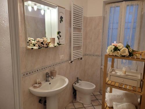 bagno con lavandino, servizi igienici e specchio di Frascati antica a Frascati