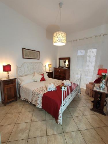 una camera con letto, sedia e lampada di Frascati antica a Frascati