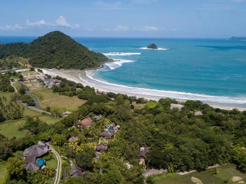 uma vista aérea de uma praia e do oceano em Sempiak Seaside Resort em Selong Blanak