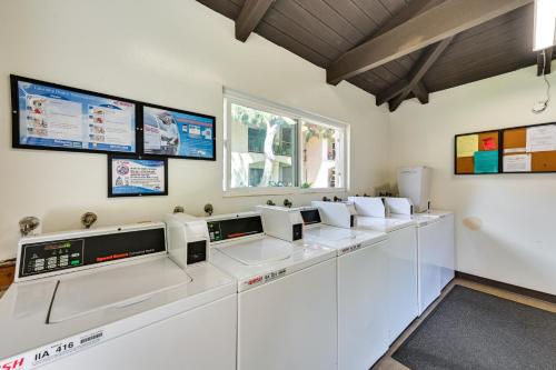 una fila de máquinas blancas en una habitación en Ideally Located San Diego Getaway with Pool Access, en San Diego