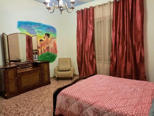 Schlafzimmer mit einem Bett, einer Kommode und einem Spiegel in der Unterkunft Campagna Toscana - A casa di Vale in Pistoia