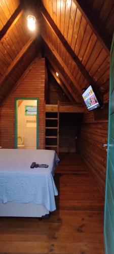 Habitación en el ático con cama y TV en Chácara do sossego en Passa Quatro