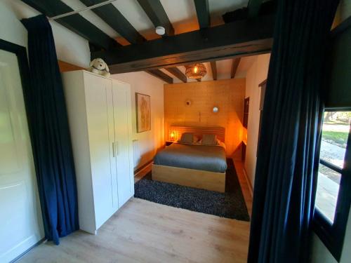 a bedroom with a bed in a room at Paradis de Bella 