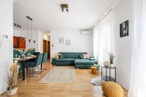 Prime Location Apartment - Free parking, AC