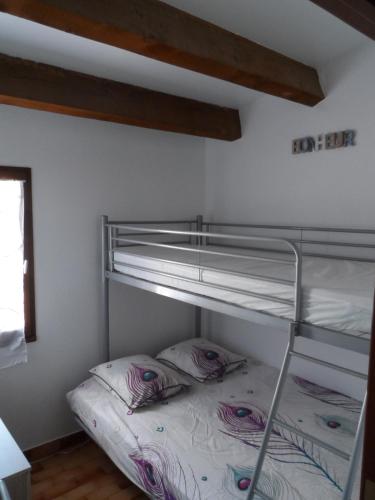 - un lit superposé avec 2 oreillers sur la couchette inférieure dans l'établissement Maison au calme de la pinède, piscine, plage et farniente, au Cap d'Agde