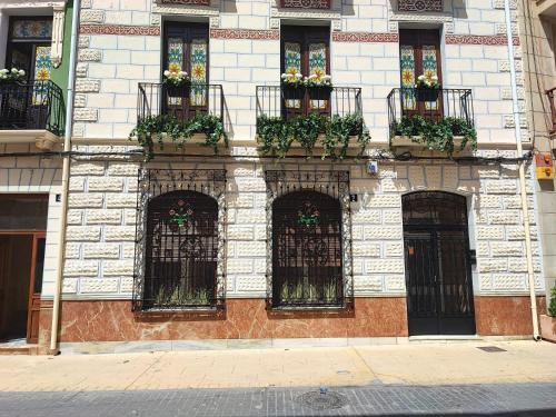 a building with flower boxes on the front of it at Apartamento Merlot 11 in Novelda