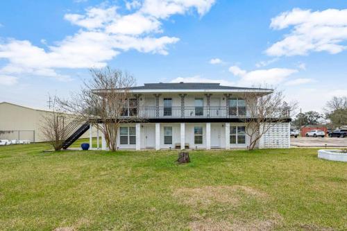 una gran casa blanca en un campo de hierba en Quiet apartment in Iowa, LA, en Iowa