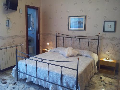 a bedroom with a bed in a room at Meublè Al Ponte in Grado