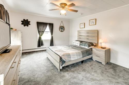 Barton的住宿－Cozy Vermont Escape - Patio, Lake and Mountain Views，一间卧室配有一张床和吊扇