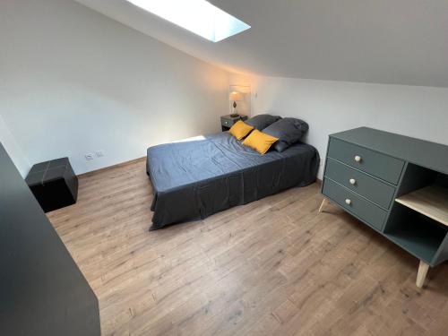 una camera da letto con un letto e una cassettiera di Appartement 2 hyper centre d'Agen avec garage et terrasse a Agen
