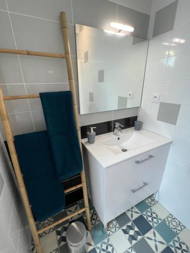 La salle de bains est pourvue d'un lavabo et d'un miroir. dans l'établissement Appartement 2 hyper centre d'Agen avec garage et terrasse, à Agen