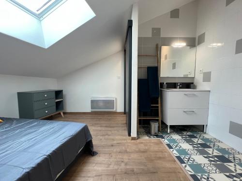 Cet appartement comprend une chambre avec un lit et une cuisine. dans l'établissement Appartement 2 hyper centre d'Agen avec garage et terrasse, à Agen