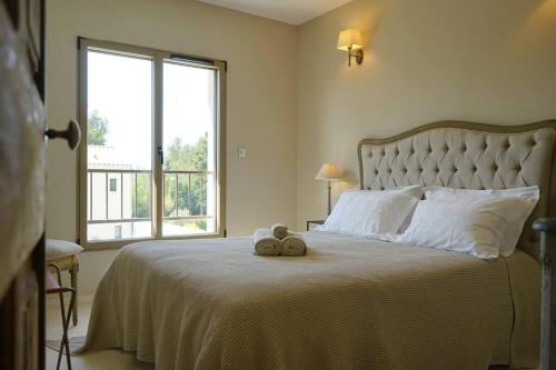une chambre avec un lit avec deux ours en peluche dessus dans l'établissement Maison de location 4 personnes, à Saumane-de-Vaucluse