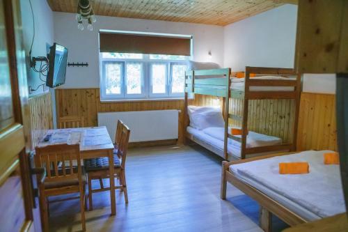 a room with a dining table and bunk beds at Chalupa Sedmidvory in Vernířovice