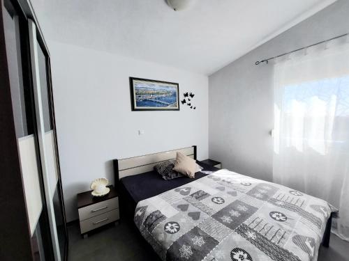 1 dormitorio con 1 cama con edredón en Villa Colonia Vir, en Vir