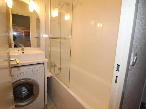 La salle de bains est pourvue d'un lave-linge et d'un lavabo. dans l'établissement Studio cosy avec balcon, proche pistes et commerces, 4 pers, WiFi, animaux acceptés - FR-1-502-535, à Tignes