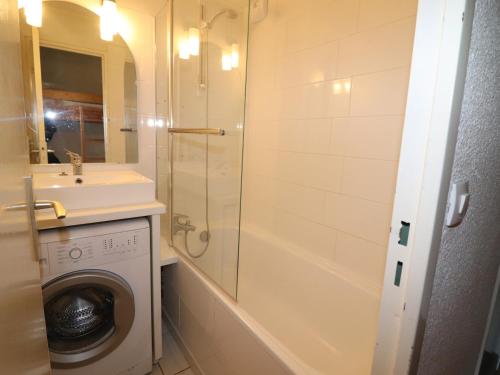 a bathroom with a washing machine next to a sink at Studio Tignes, 1 pièce, 4 personnes - FR-1-502-535 in Tignes