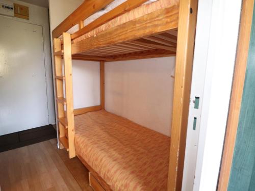 a bedroom with a bunk bed in a room at Studio Tignes, 1 pièce, 4 personnes - FR-1-502-535 in Tignes