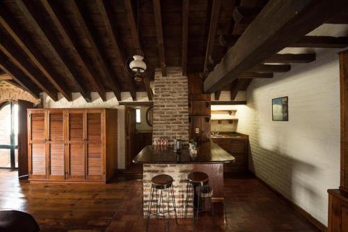 a kitchen with an island in the middle of a room at Club de Vela Santa María in Valle de Bravo