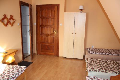 a room with a closet and a wooden door at Pokoje Gościnne Łukaszczyk in Zakopane