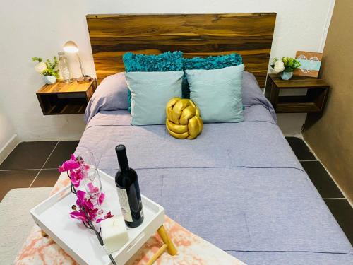 a bedroom with a bed with a wooden head board at Departamento centrico - Bufa House in Guanajuato
