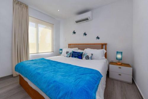 Un dormitorio con una cama grande y una ventana en Commandeurs Apartments unit 4D, en Oranjestad