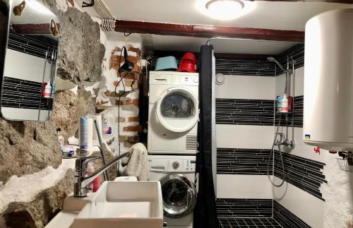 コトカにあるGuest House Nina Artのバスルーム(洗濯機、シンク付)