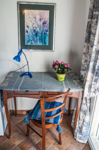 a desk with a lamp and a potted plant at Guest House Arancia145 in Ceriale