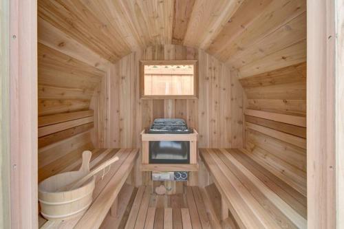 a small wooden room with a tv in a sauna at Chalet SPA SAUNA Tremblant in Saint-Faustin