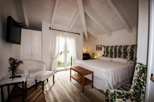 a bedroom with a bed and a table and chairs at Guest House Arancia145 in Ceriale