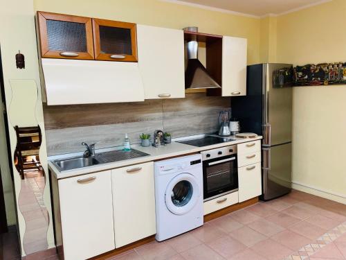 a kitchen with a sink and a washing machine at Accogliente Appartamento Spazioso in Grosseto