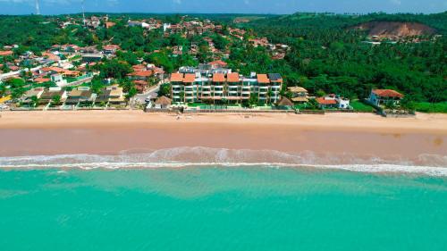 uma vista aérea de uma praia com um resort em Waterfront Apart Hotel em Maceió