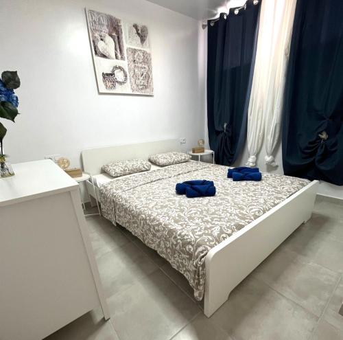 una camera da letto con un letto con cuscini blu di Modern And Bright 1 Bed Apt In Diamantes1k101 a Los Cristianos