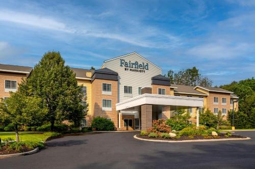a hotel with a sign on the front of a building at Fairfield Inn & Suites by Marriott Brunswick Freeport in Brunswick