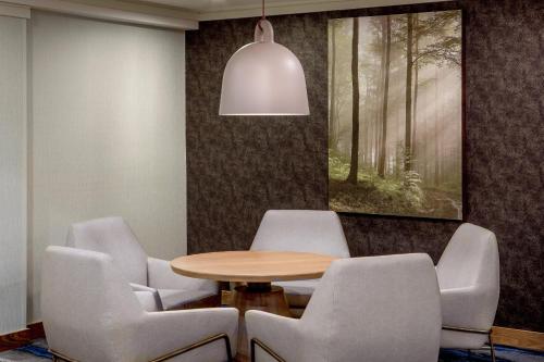a meeting room with a table and chairs at Fairfield Inn & Suites by Marriott Brunswick Freeport in Brunswick