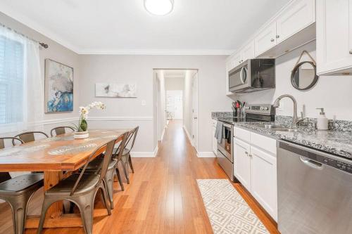 une cuisine avec une table en bois et une salle à manger dans l'établissement * Lux Modern Retreat * Downtown * King Beds *, à Durham