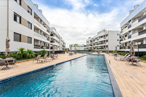 uma imagem de uma piscina num hotel em Apartamentos a 240m do mar Floripa-SC ADC em Florianópolis