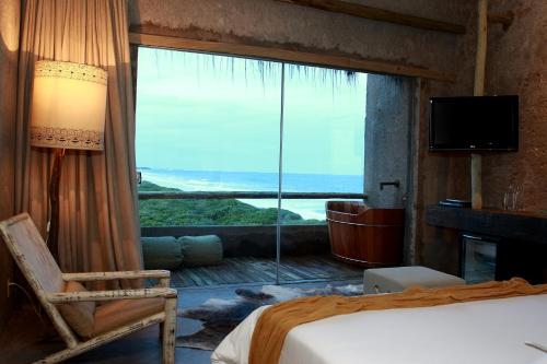 Postel nebo postele na pokoji v ubytování Kenoa Exclusive Beach Spa & Resort