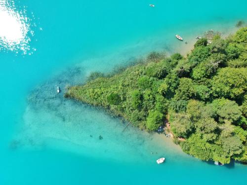 an aerial view of a tropical island with boats in the water at Apartment Sommer am Faaker See in Faak am See