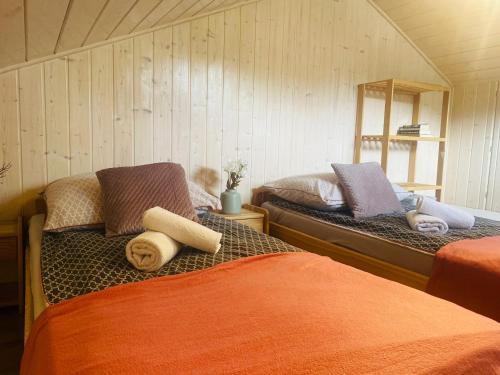 een slaapkamer met 2 bedden en handdoeken bij Domek Skalite w Szczyrku in Szczyrk