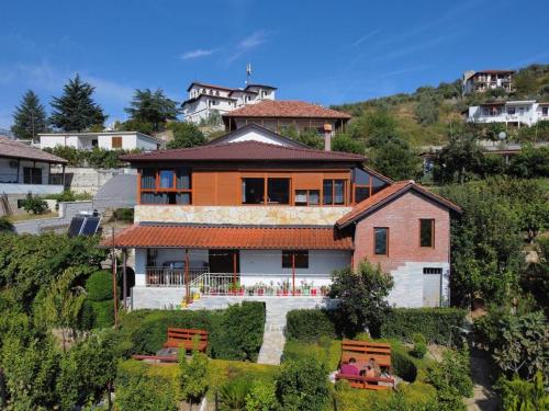 uma casa sentada no topo de uma colina em Guesthouse Emiljano em Berat
